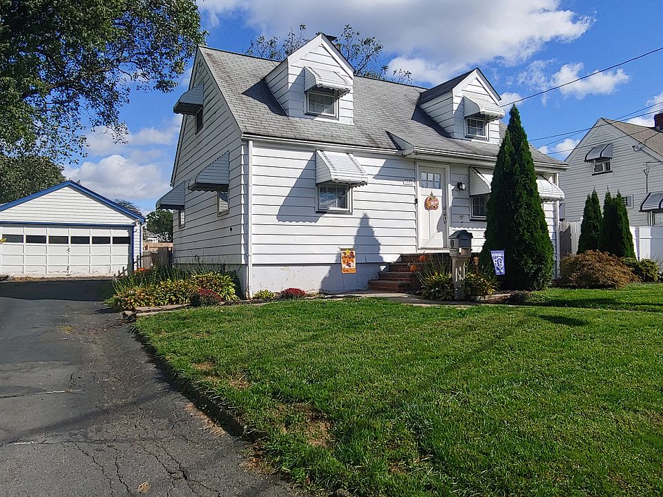 2nd image of 14 Hillcrest Ter