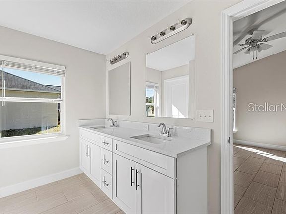 3rd image of 1714 W Chapel Dr