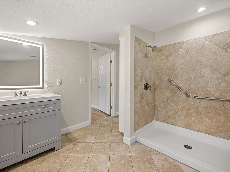 109 S Cedar St — Photo 16