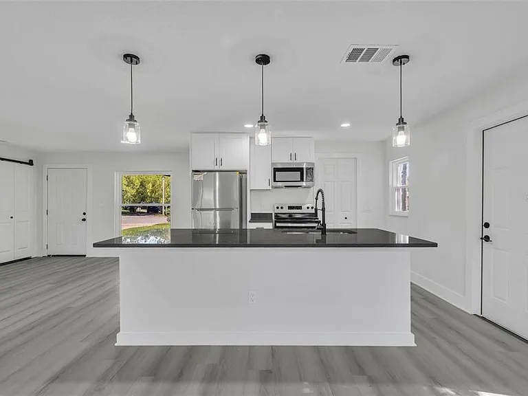 920 Lockhart St — Photo 3