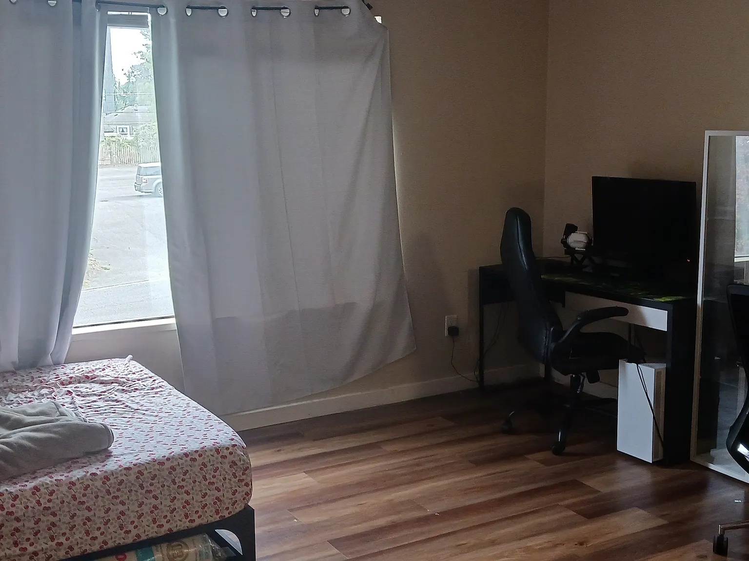 Studio, 700 sqft, $1,450 — Photo 3