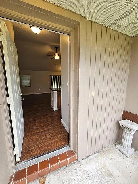 3 bed, 2.0 bath, $2,100 — Photo 2