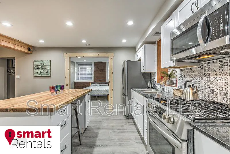 1 bed, 1.0 bath, $999 — Photo 2