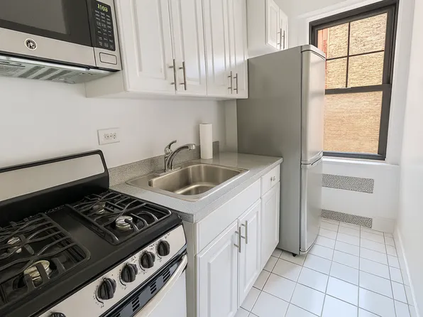 95 Christopher Street image 5 of 9