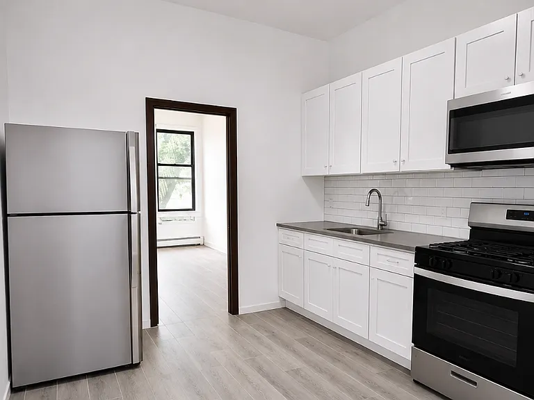 136 Jefferson Ave #4 — Photo 3