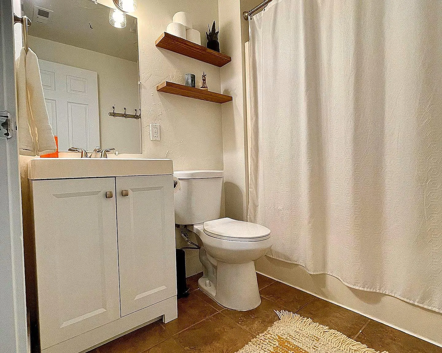 4 bed, 2.0 bath, 2300 sqft, $1,066 — Photo 2