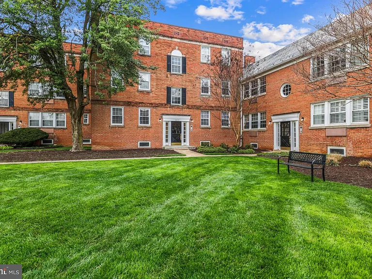 1812 W Abingdon Dr #202 — Photo 1