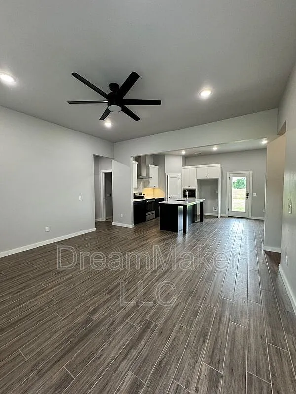 3 bed, 2.0 bath, 1640 sqft, $1,849 — Photo 2