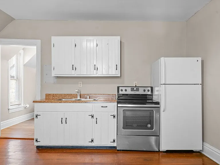 Marion St - 117 — Photo 17