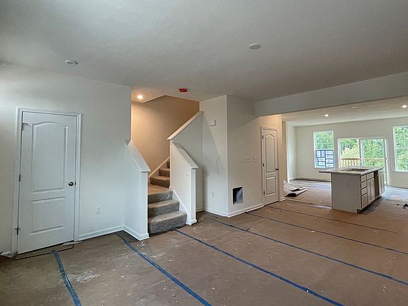 5th image of 235 Queensbury Ct