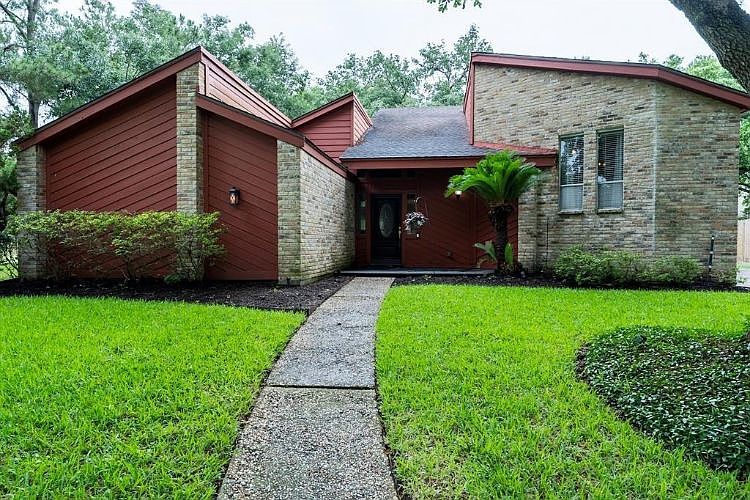 1st image of 18126 Longmoor Dr