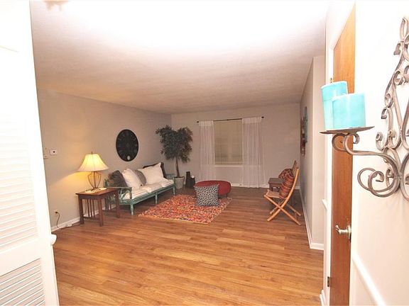 2nd image of 6930 Castle Manor Dr