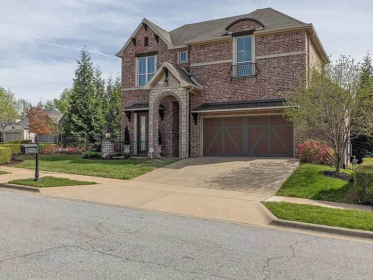 1235 E Adelaide Ln — Photo 2