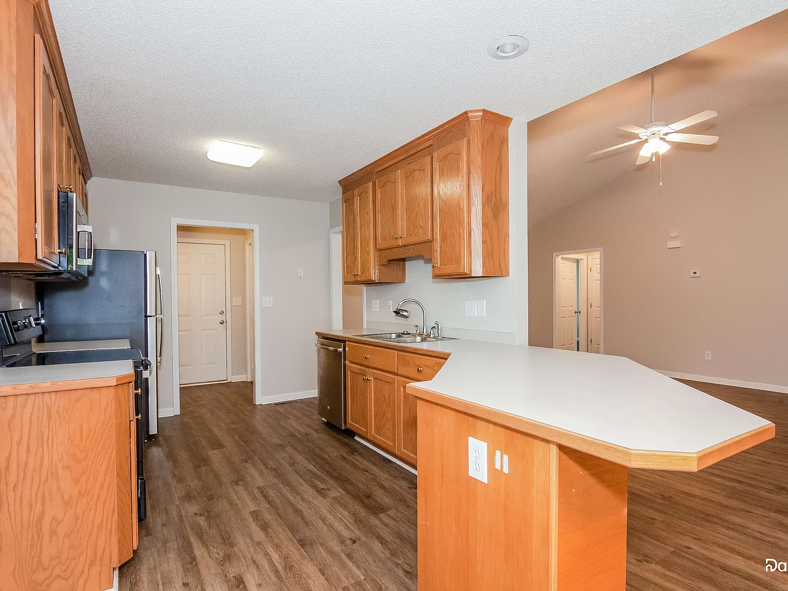 3 bed, 2.0 bath, 1628 sqft, $2,355 — Photo 3