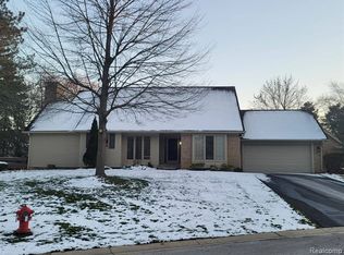 4659 Pine Eagles Dr, Brighton, MI