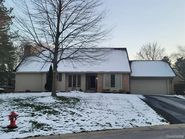 4659 Pine Eagles Dr, Brighton, MI 48116