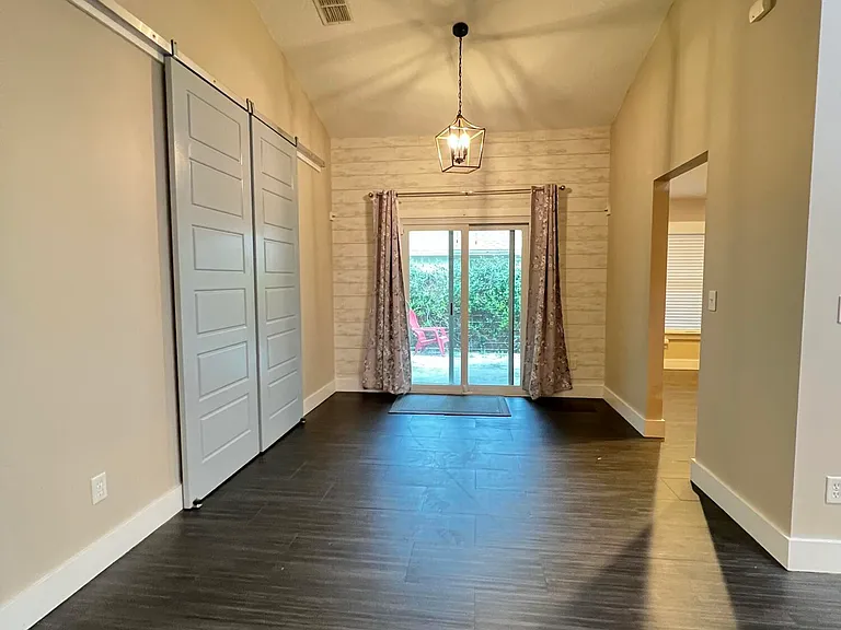 1115 Main St — Photo 3