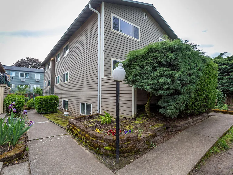 SE Francis St — Photo 2