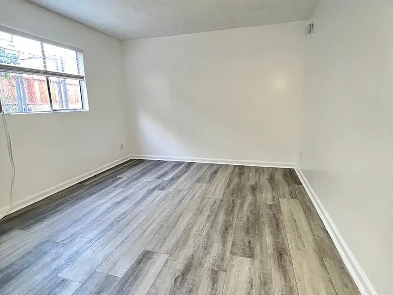 College Manor — Photo 11