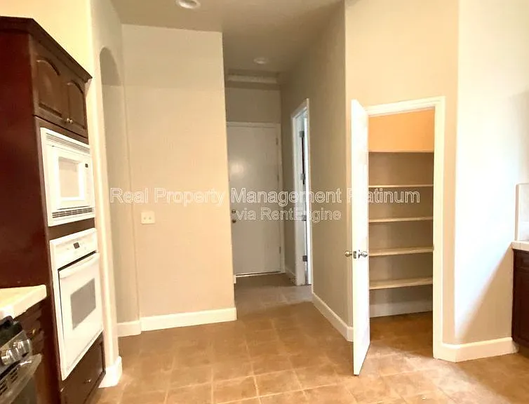 5801 W Chennault Ave — Photo 18