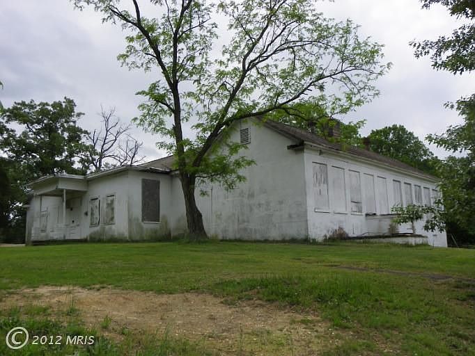 2nd image of 584 White Oak Rd
