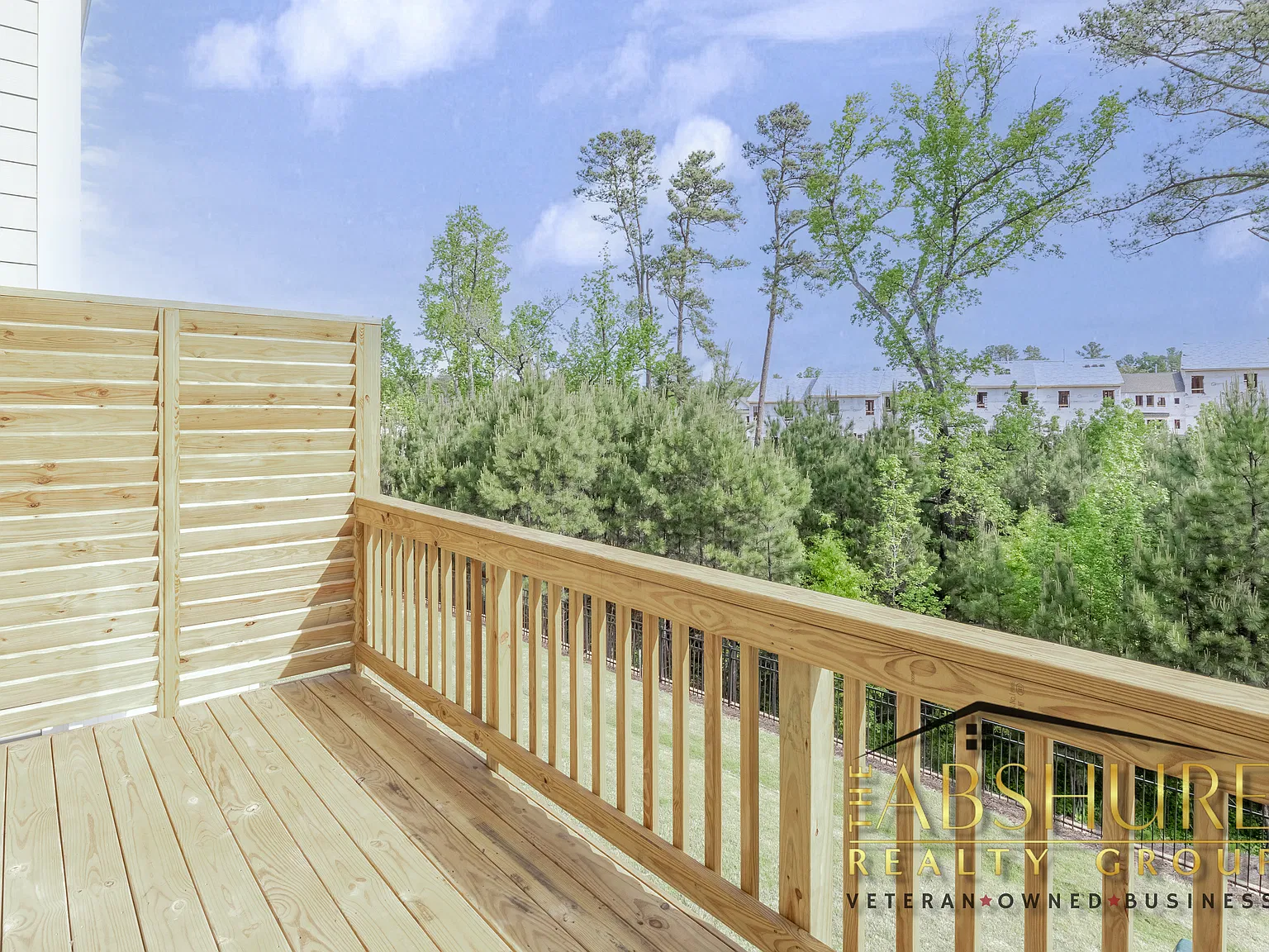1053 Commack Dr — Photo 2