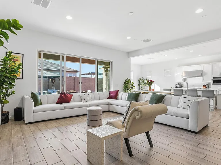 4221 W Carmen St — Photo 3