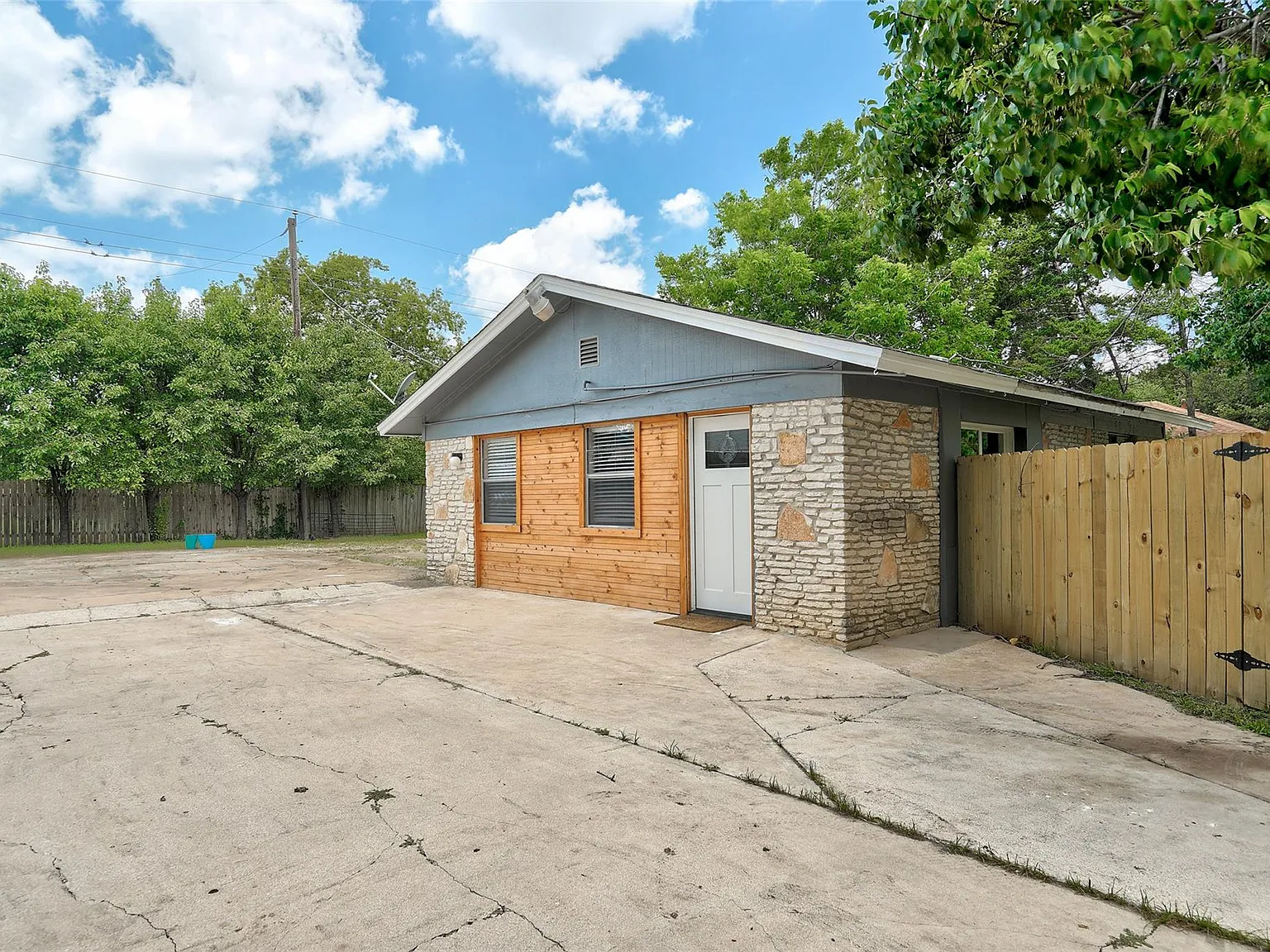 1 bed, 1.0 bath, 816 sqft, $1,600 — Photo 2