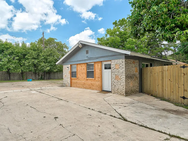 1806 Dixie Ln — Photo 2