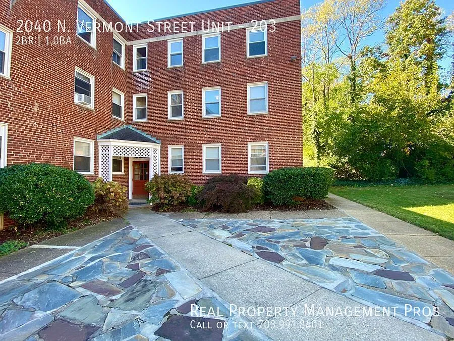 Light & Bright 2 Bedroom Apartment- Utilities Included!! — Photo 3