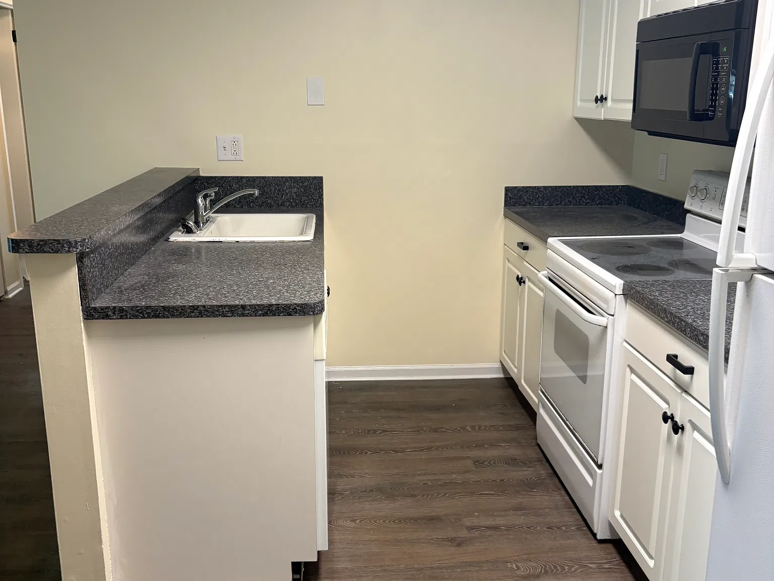 2 bed, 774 sqft, $1,900 — Photo 4