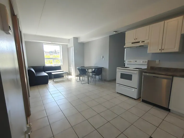 325 Spruce St #STUDENT RENTALS — Photo 11