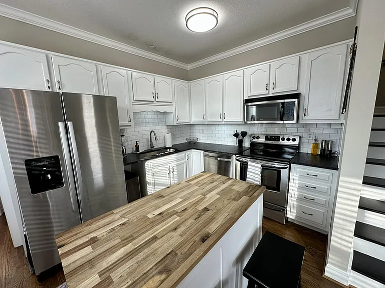 1001 E 11th St — Photo 5