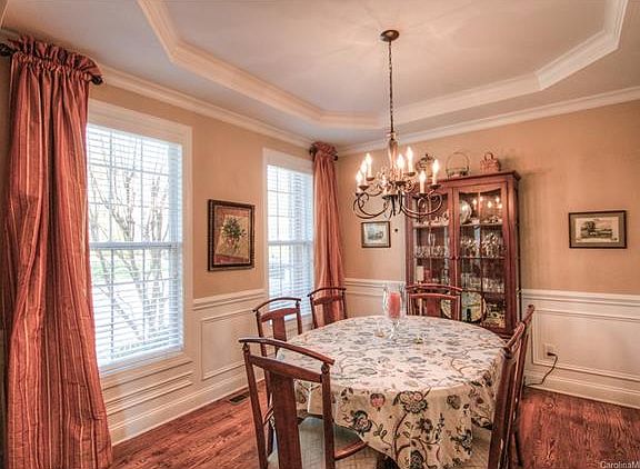 4th image of 1006 Victoria Blake Ln