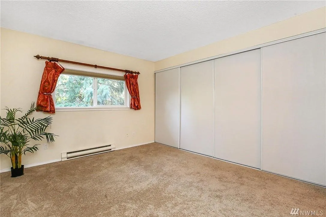Master bedroom - 14445 NE 40th St