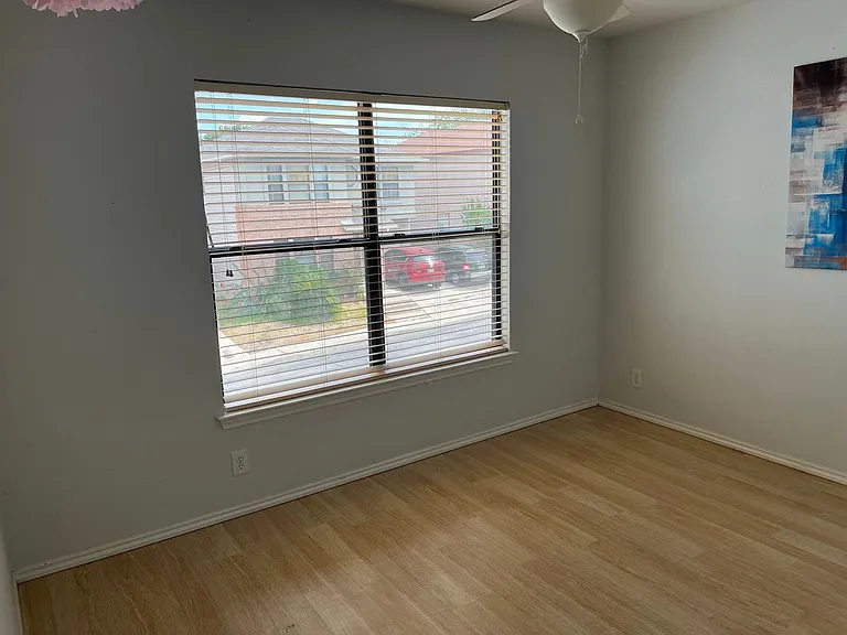 15 McLennan Oak — Photo 16
