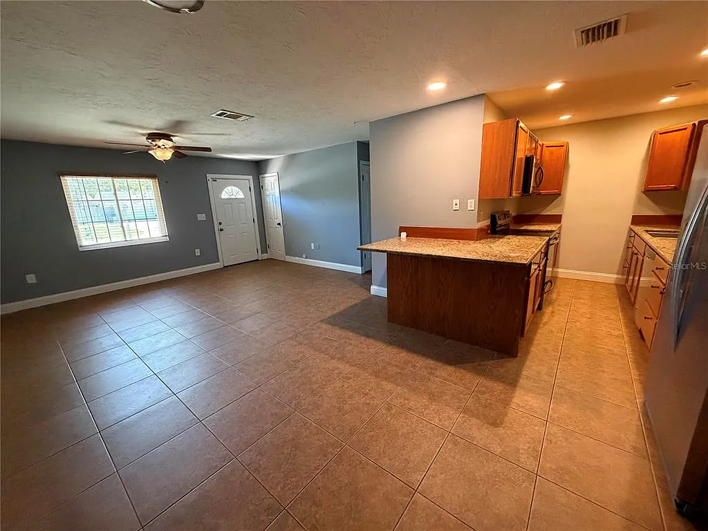 4 bed, 2.0 bath, 1664 sqft, $2,200 — Photo 2