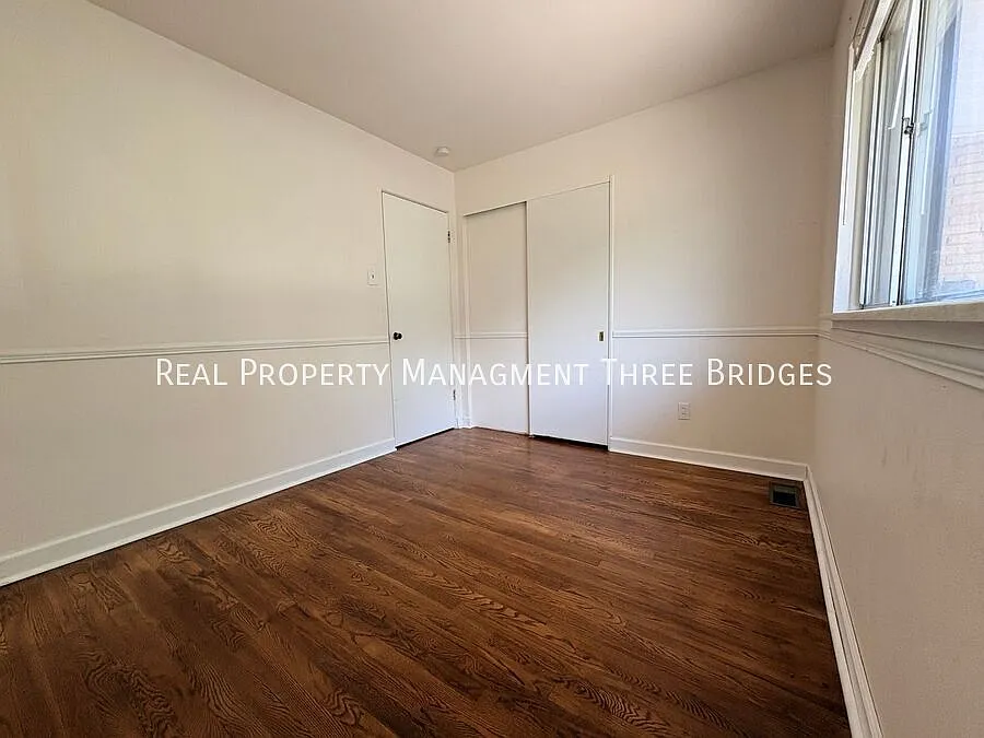 Florissant 3br/1ba Spacious Home — Photo 4