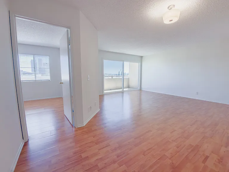 918 W College St #210 — Photo 15