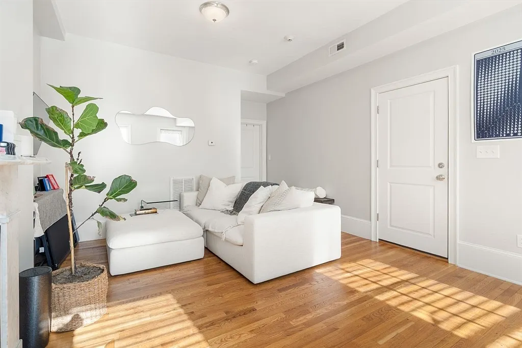 2 bed, 1.0 bath, 892 sqft, $4,500 — Photo 4