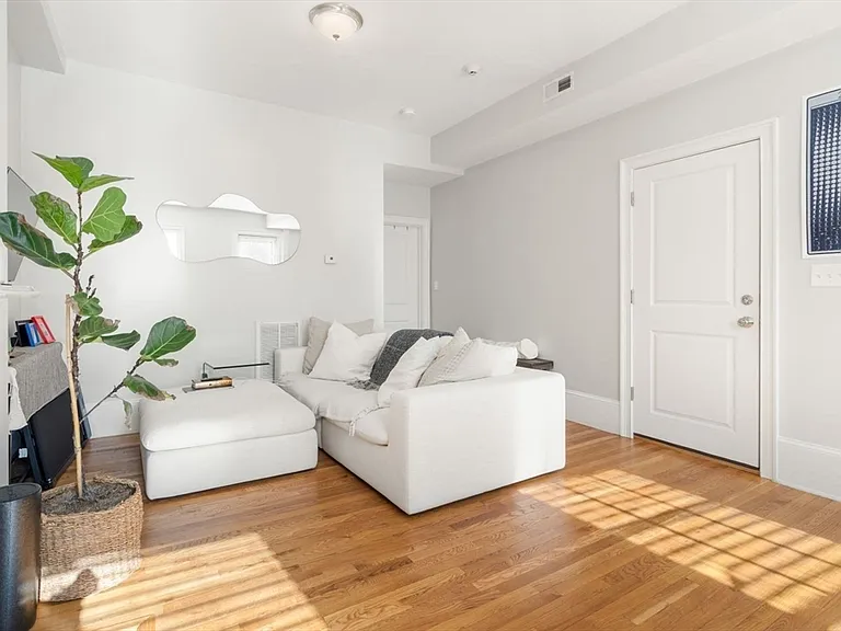 62 W Cedar St #4 — Photo 4