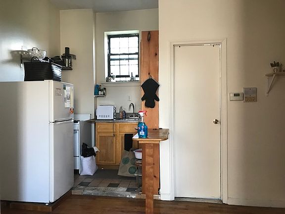 5th image of 132 Graham Ave #3B