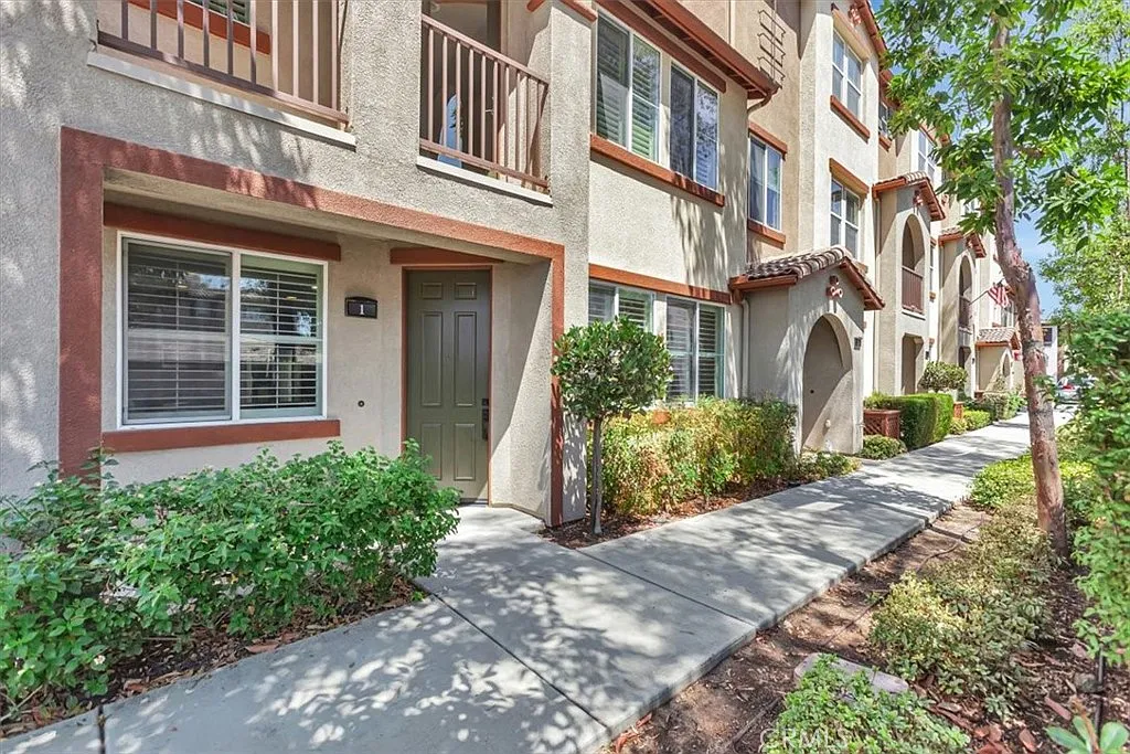 3 bed, 2.5 bath, 1700 sqft, $4,175 — Photo 2