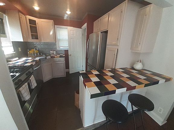 3rd image of 1038 Barnes St