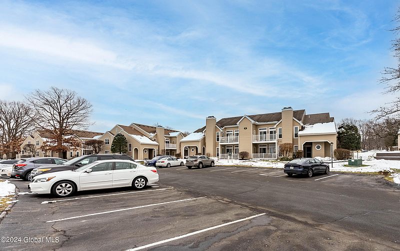 3rd image of 822 Hampton Pl Boulevard #822