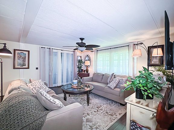 3rd image of 28 Oneida Dr