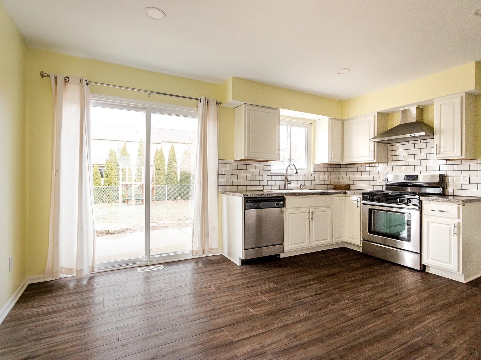 3 bed, 1.5 bath, 1372 sqft, $2,200 — Photo 4