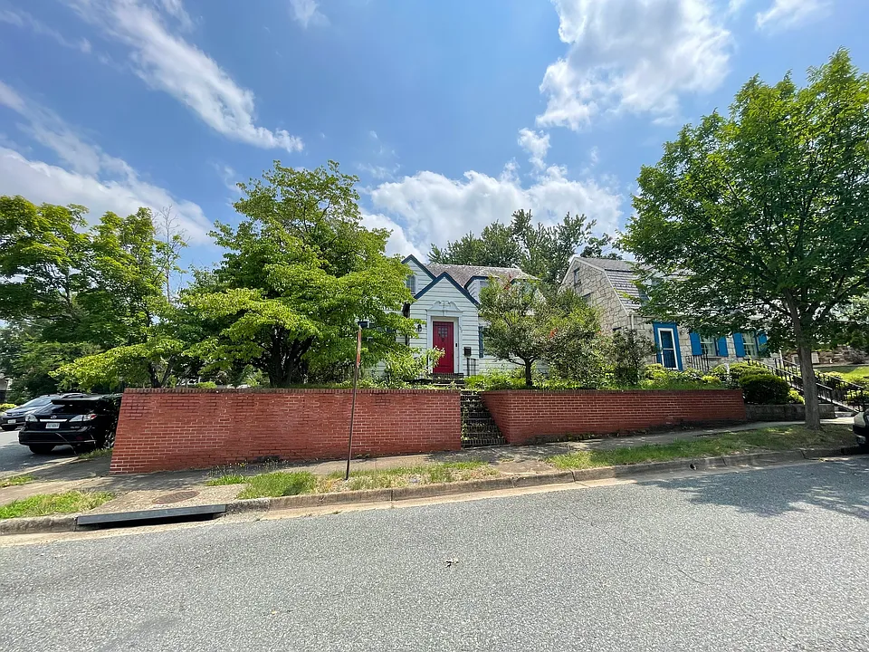900 Brompton St