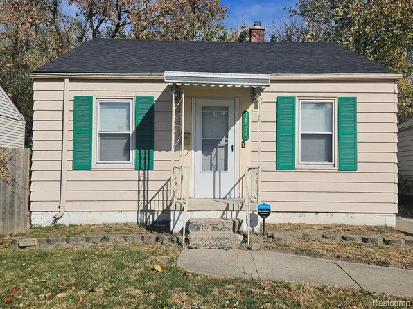 18565 Kenosha St, Harper Woods, MI 48225