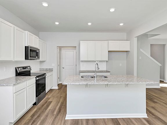 5th image of 923 Blenheim Way